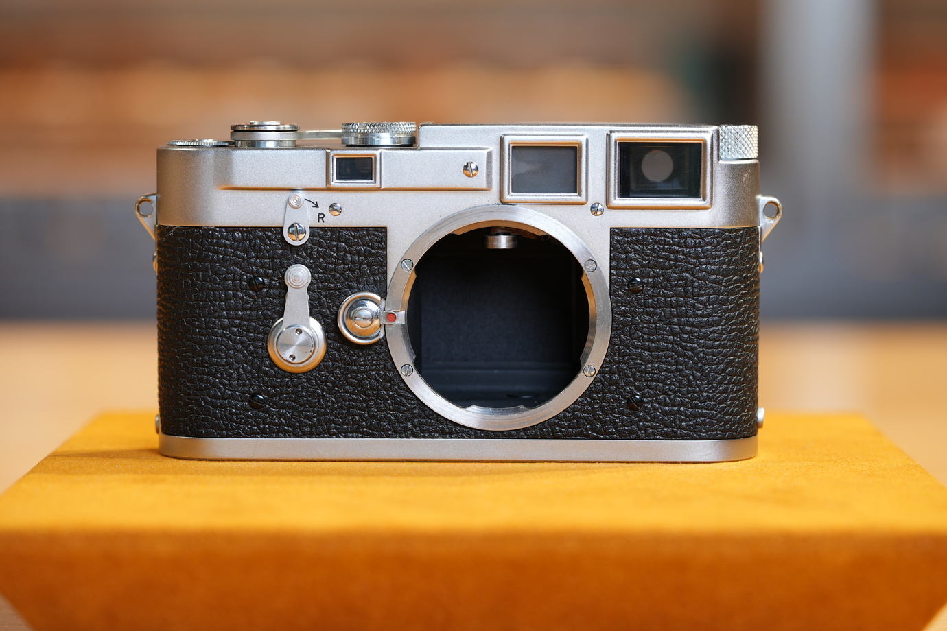 新宿 北村写真機店のカウンターで、お薦めライカを味わい尽くす｜Vol