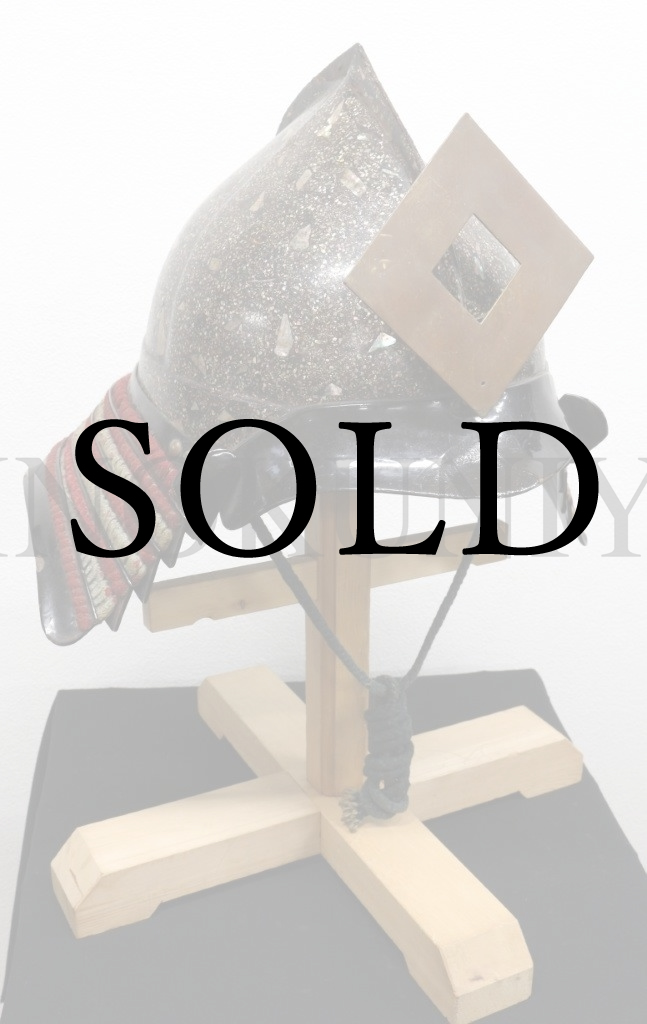 鉄螺鈿塗桃形兜（前立付）室町時代末期～江戸時代 | 兜 販売｜紀の国屋