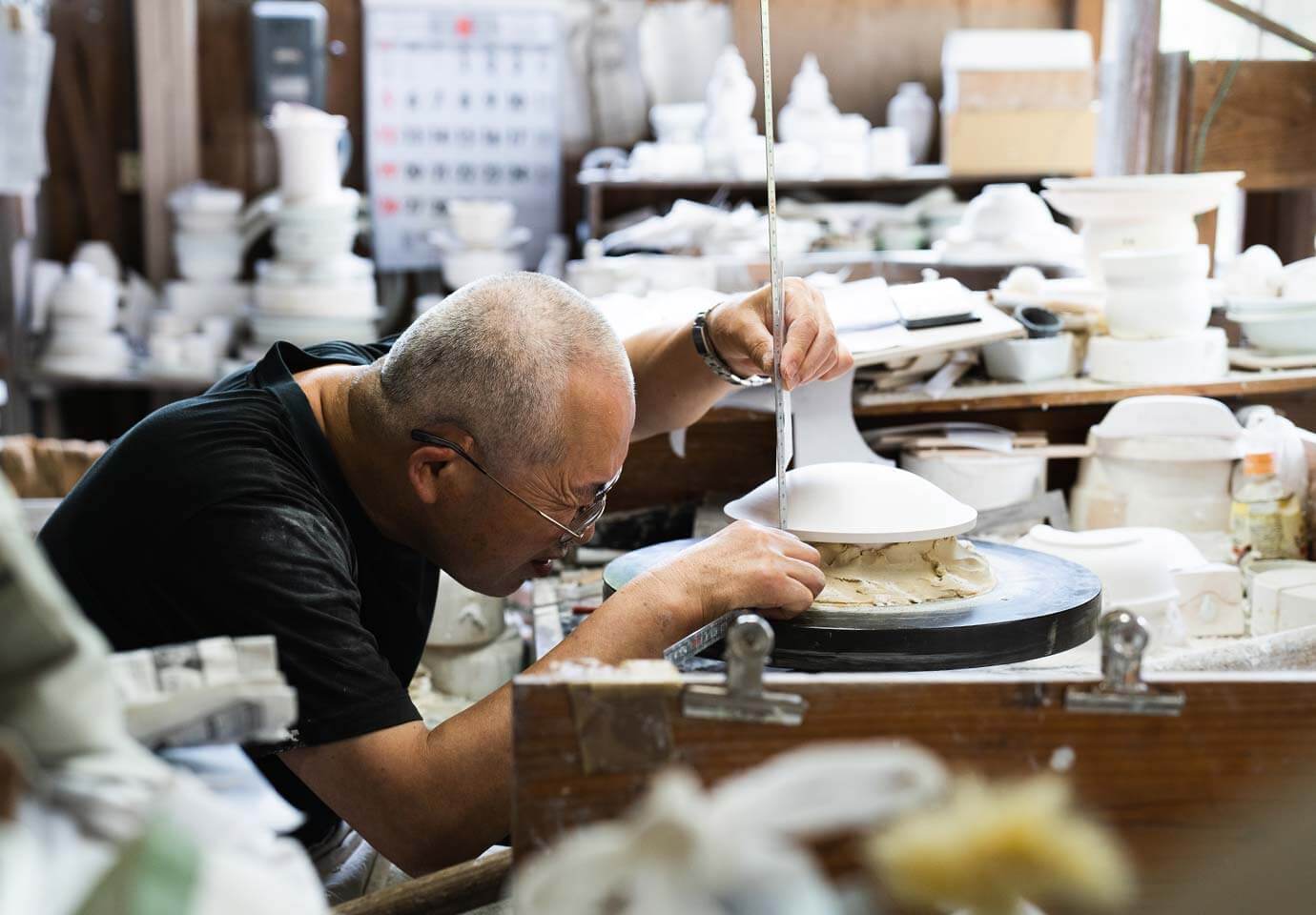 茅乃舎別誂え 深川製磁製 飯茶碗 鎬｜茅乃舎(かやのや)｜久原本家通販