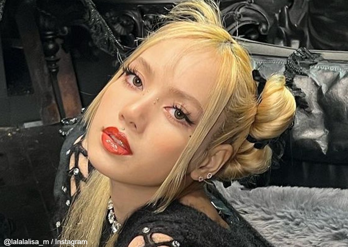 BLACKPINK リサ、コンサートの裏側で親友から大量の“現金”を受け取っ