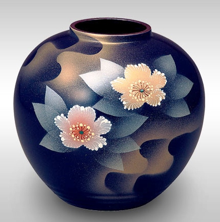 九谷焼》 花瓶・銀彩山茶花～贈り物やプレゼントにおすすめ！（木箱入