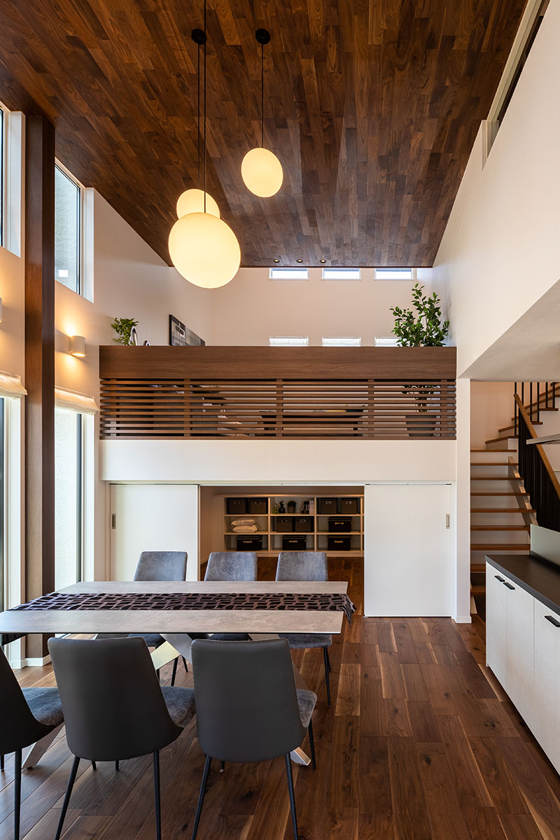 高い天井の吹き抜けととモダンな照明が印象的な、ゆったりとした空間を