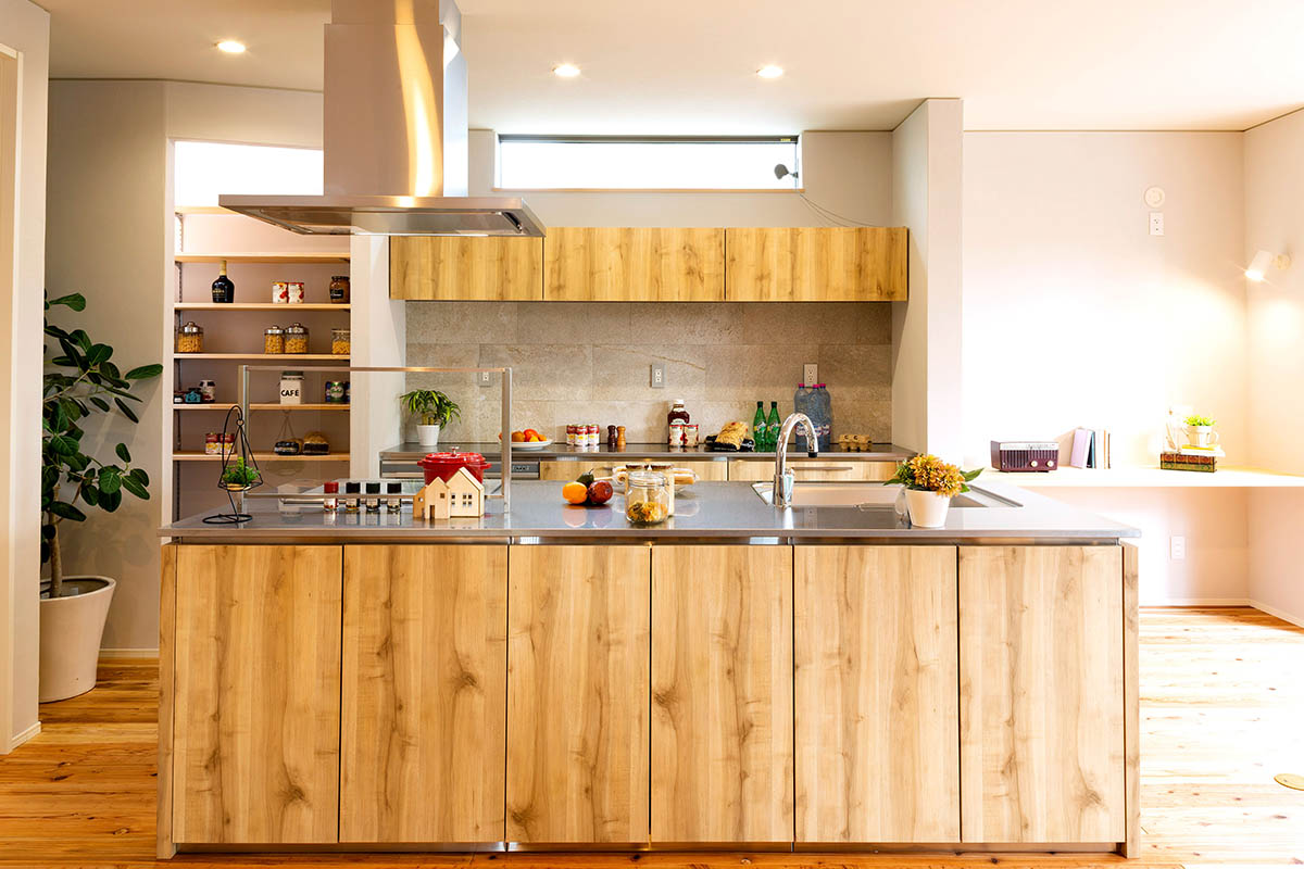 ナチュラルウッドのキャビネットと開放的な収納棚が調和した、温かみと