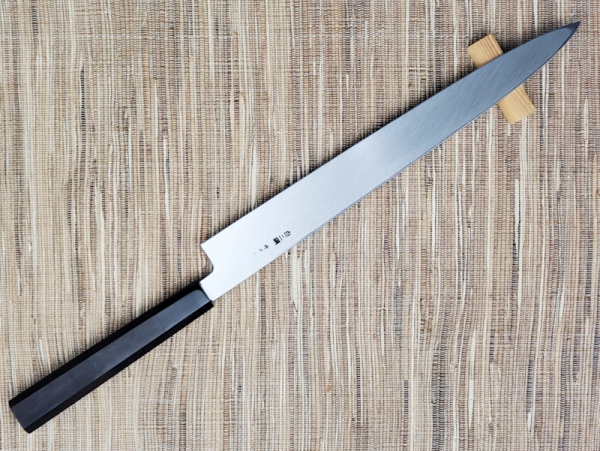 郷右馬允義弘 水焼本焼 柳刃300mm 鏡面波浮かし仕様 黒檀八角柄/朴鞘