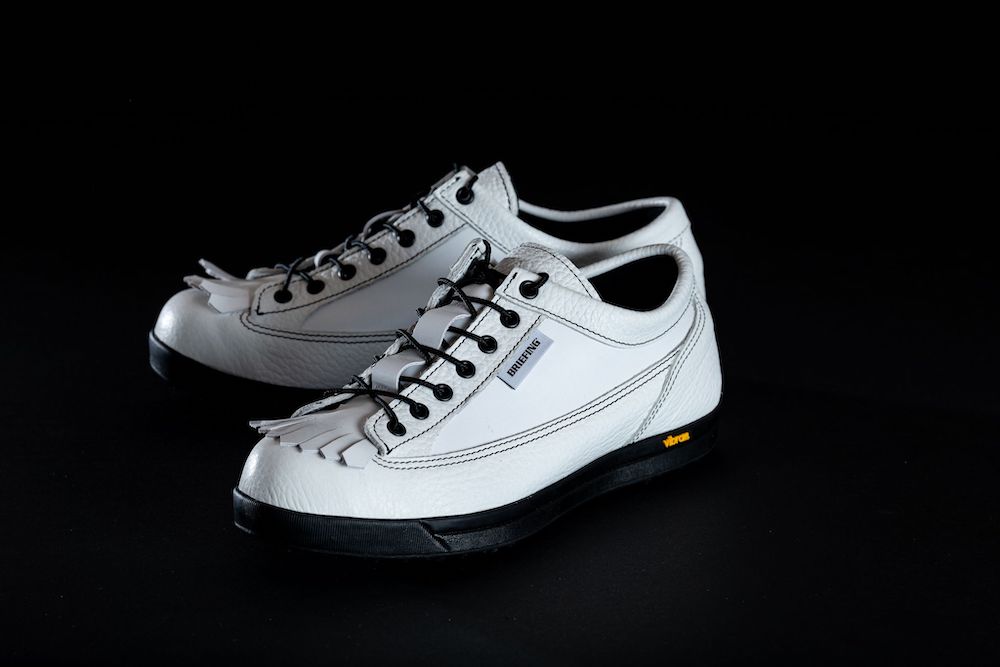 ダナー×ブリーフィング ゴルフのコラボシューズは、芝生でも街でも