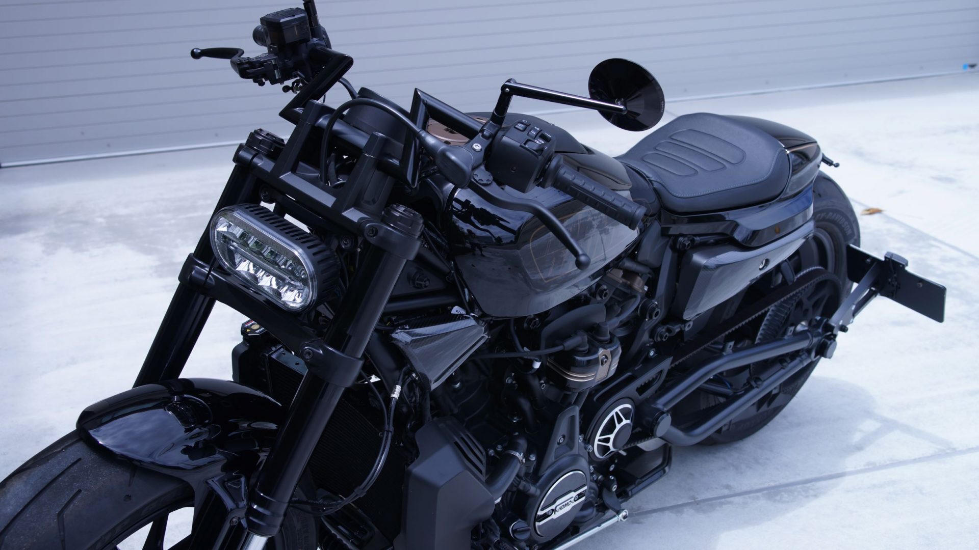 ワンオフのZバーハンドルが自慢 - ハーレーカスタムガイド