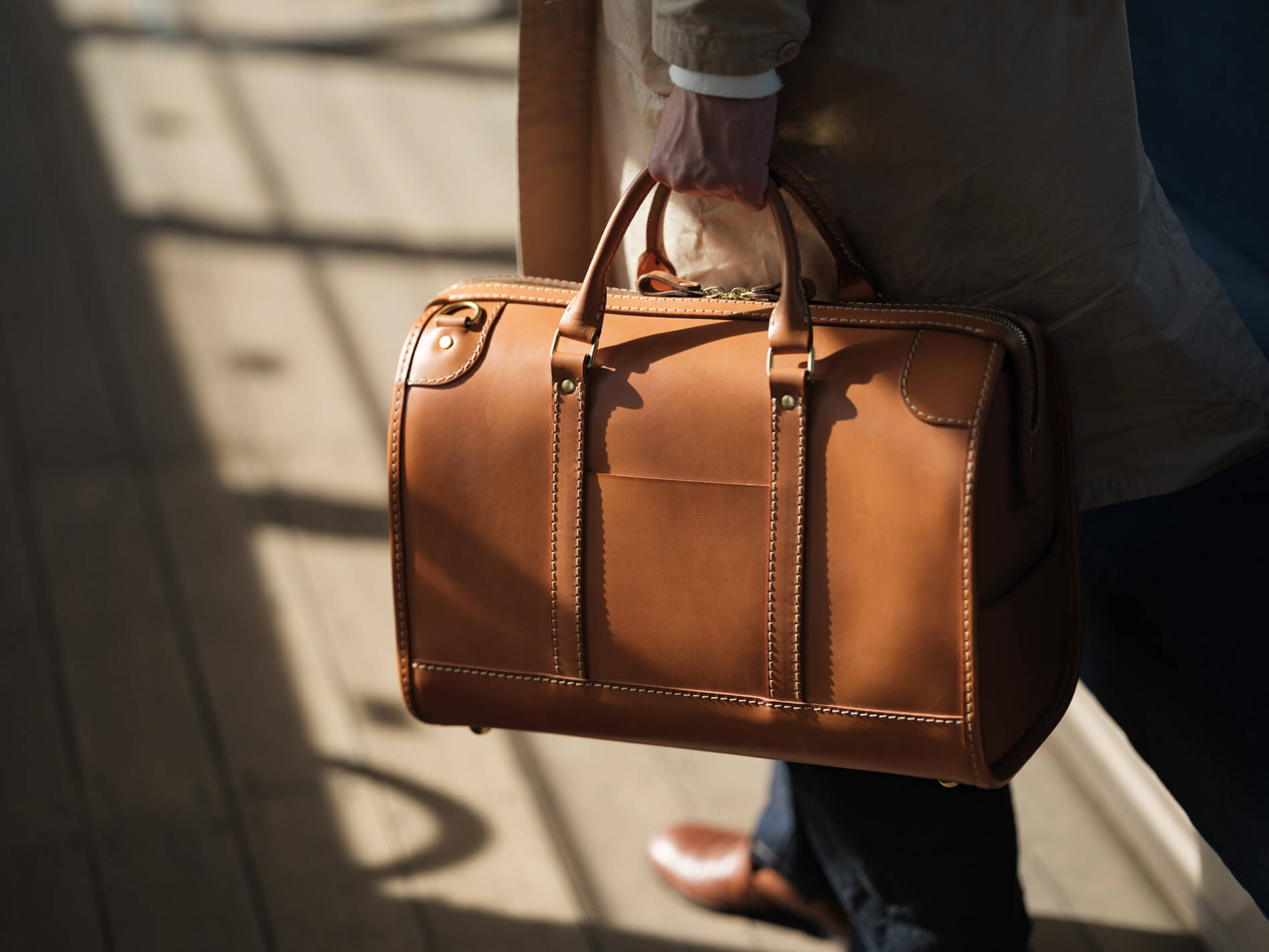 革の張りとスムースな質感を堪能する本革ボストンバッグ / 革鞄のHERZ