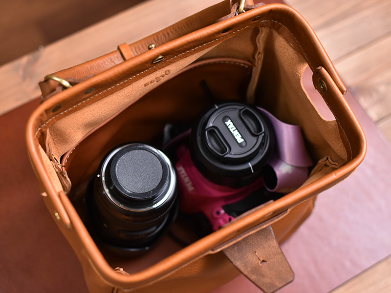 色んな鞄にカメラを収納してみました！｜革鞄・革小物のHERZ公式通販
