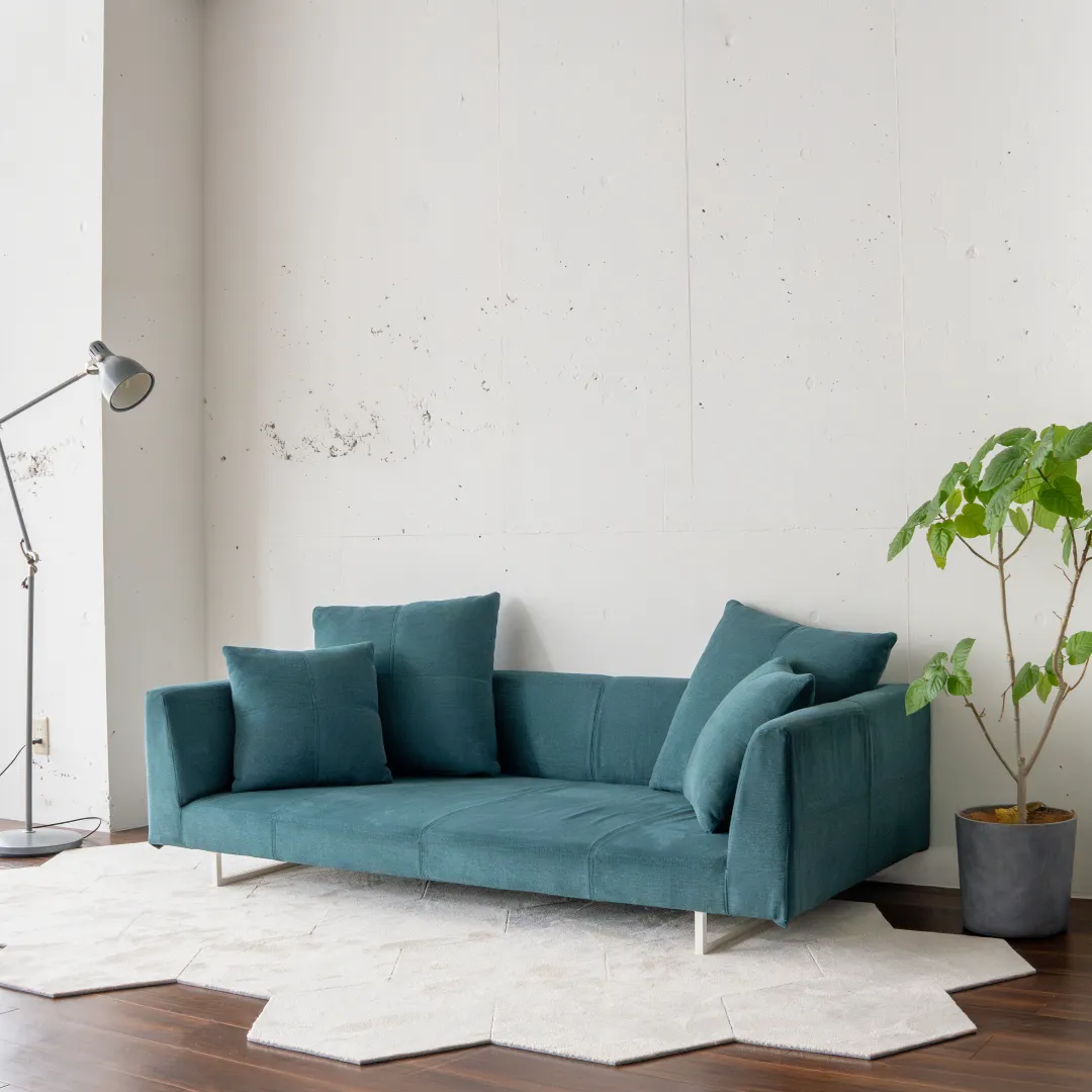 スッキリみせるアイアン脚付きローソファー「BLOOK SOFA」の商品