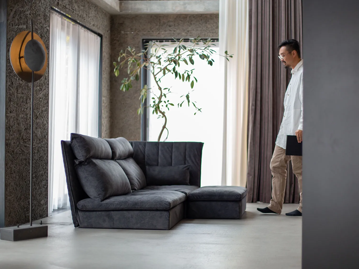 安心に囲まれるハイバックローソファー「KACOMI SOFA」の商品