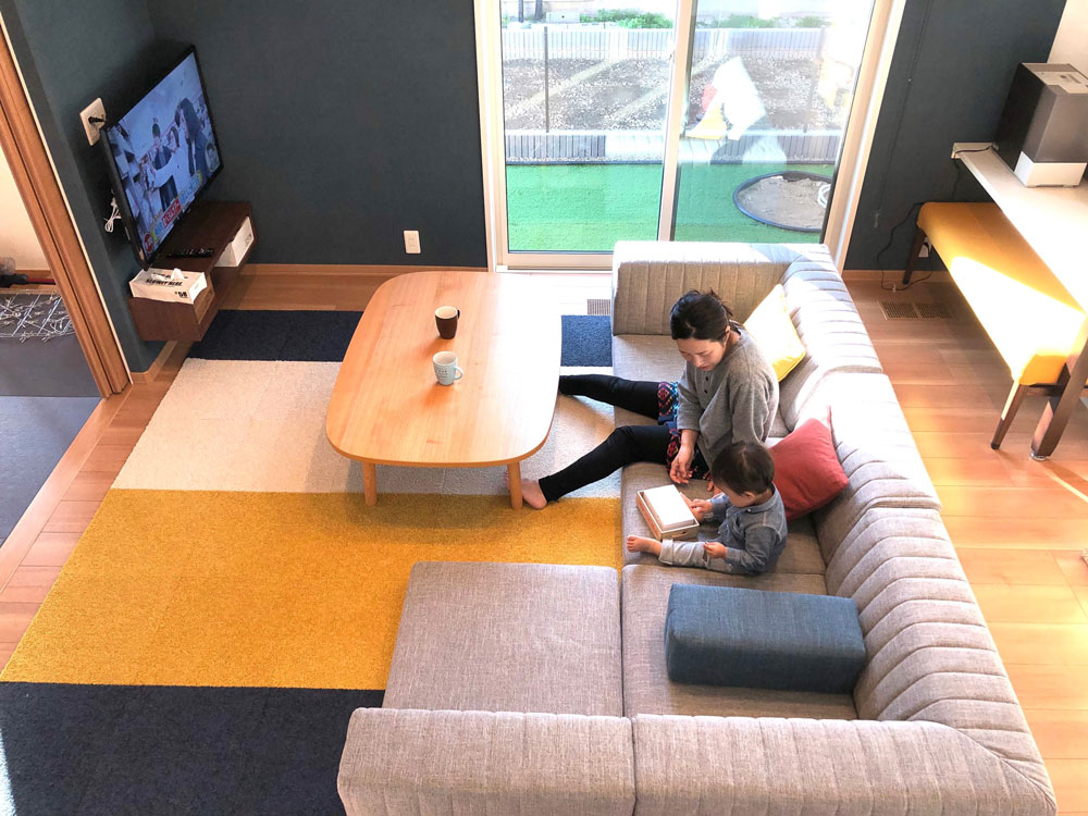 家族それぞれの特等席で、みんなで一緒のくつろぎ時間。 – ローソファ