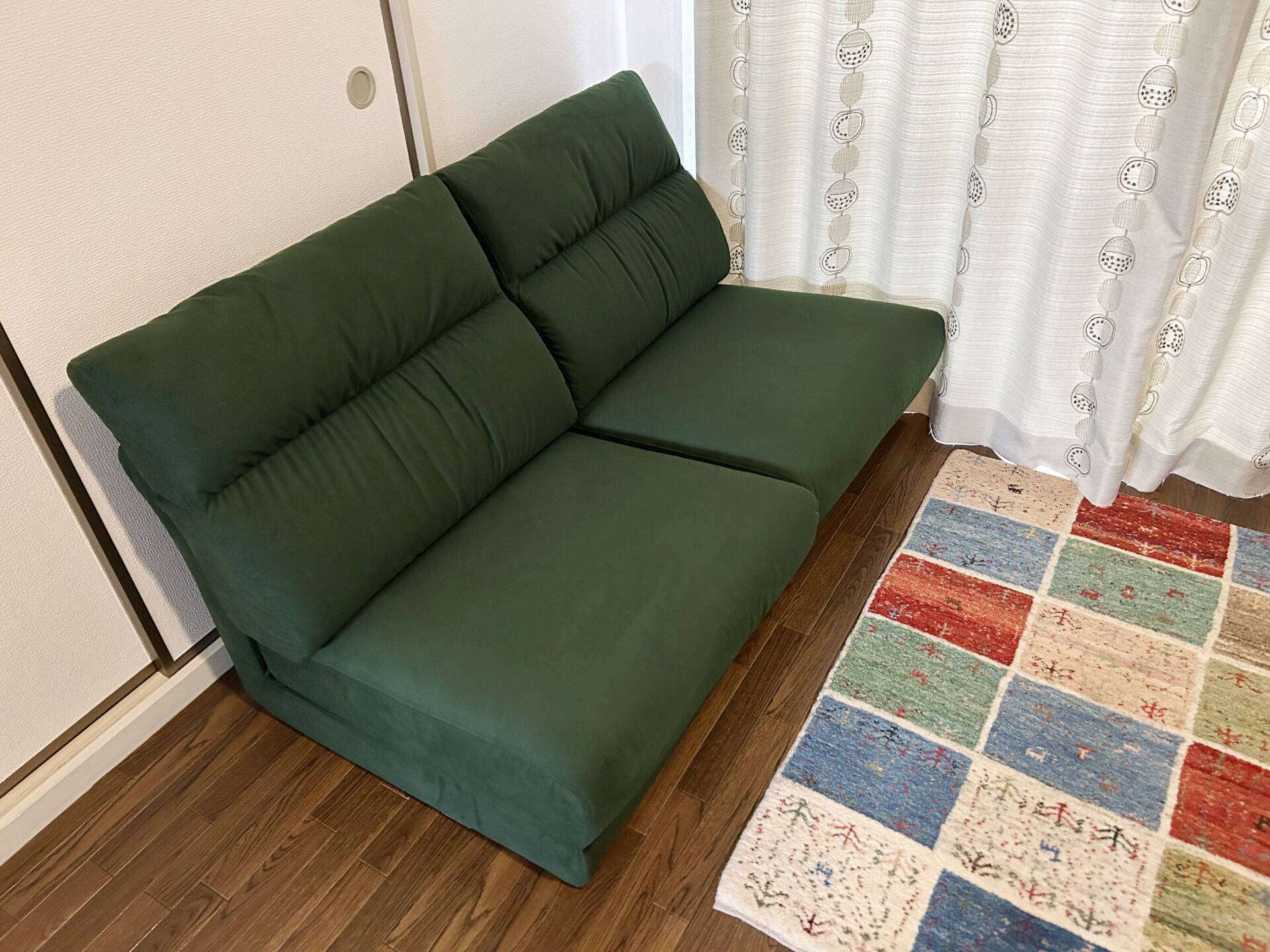 しっかりハイバックでコンパクト。座面を下ろせばフロアタイプのソファ