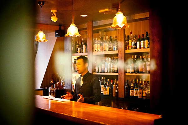 ヒトトヒトサラ｜横浜市中区相生町「カクテルバー・ネマニャ」北條智之