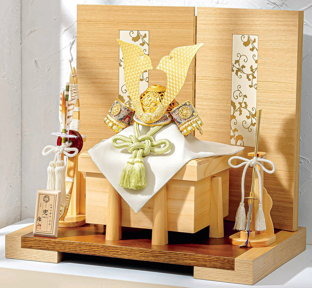 五月人形 兜平台飾り【P93018】 ﾅﾁｭﾗﾙｶﾗｰで装った木のぬくもりが感じ