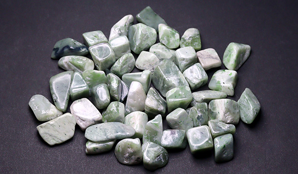 日本銘石さざれ（日高ヒスイ）100g|パワーストーンのヒーリング