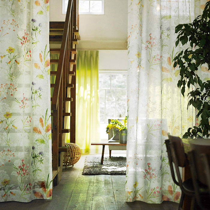 2種の花のデザインを重ねたボタニカル柄プリントのボイルレース