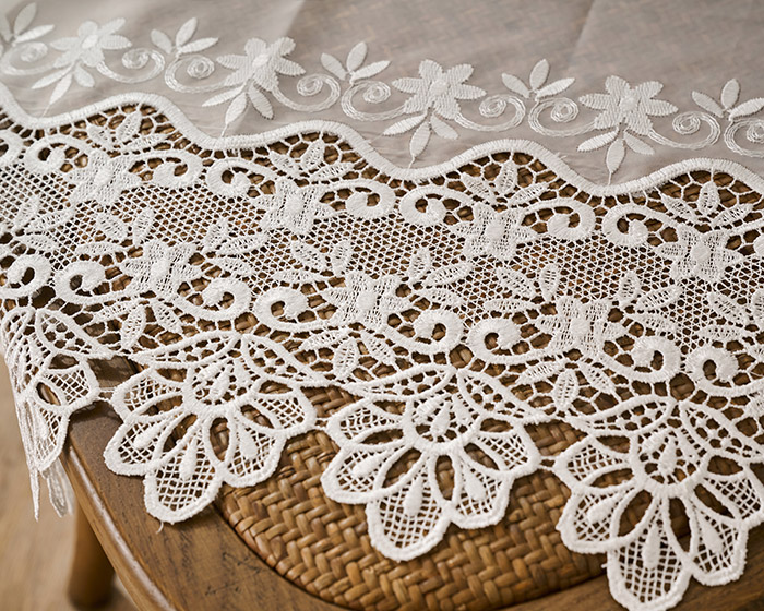 クラシカルで繊細なマクラメレースがエレガントなシームレストルコ刺繍