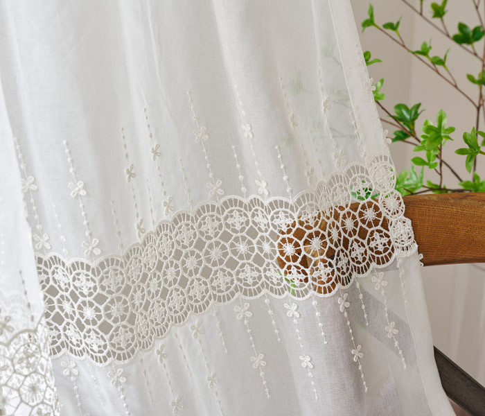 正統派の美しさが際立つ豪華でボリューム感のあるマクラメレースが