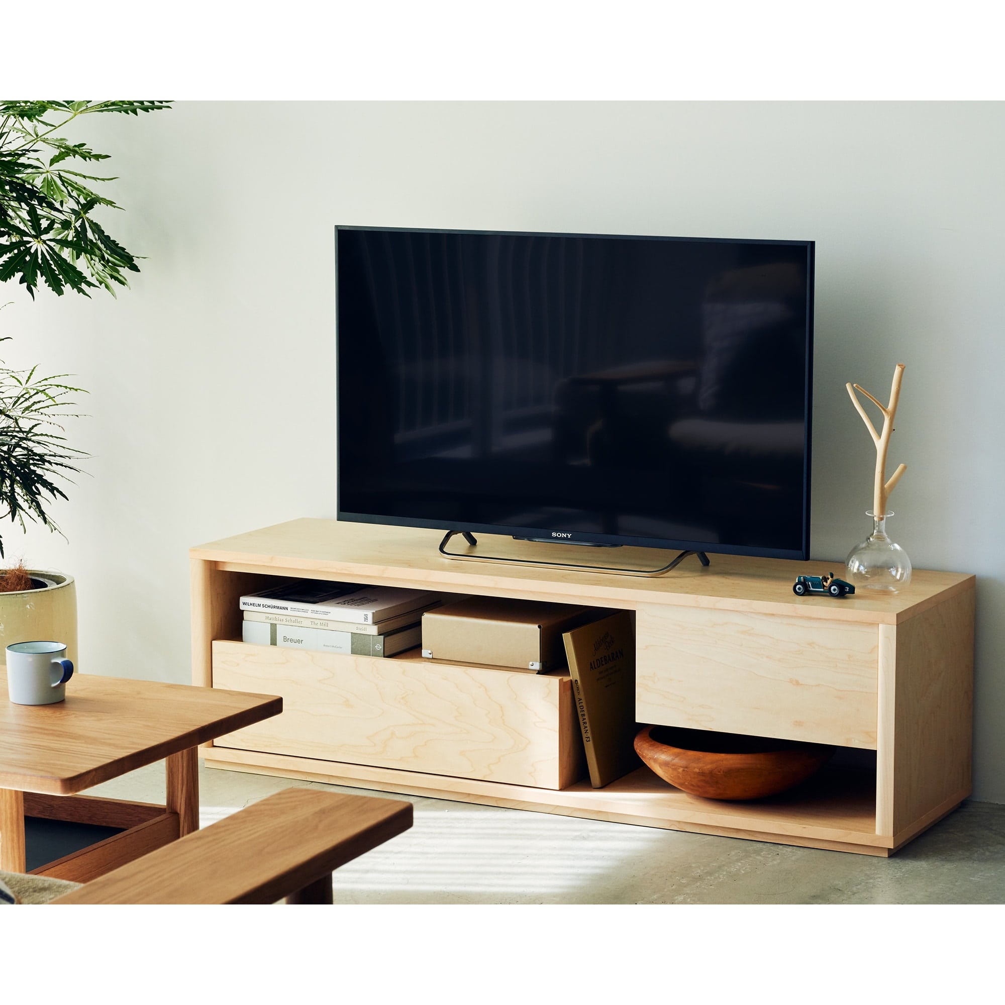 CONTOUR TV CABINET Walnut｜TVボード・サイドボード｜IDEE SHOP Online