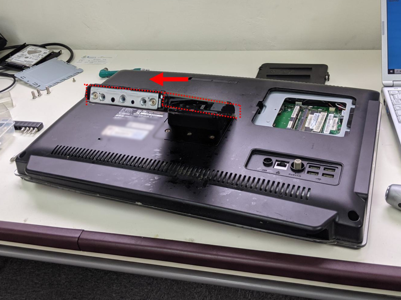 富士通 ESPRIMO EH30/ET のHDDを取り出す分解手順 | パソコンりかばり