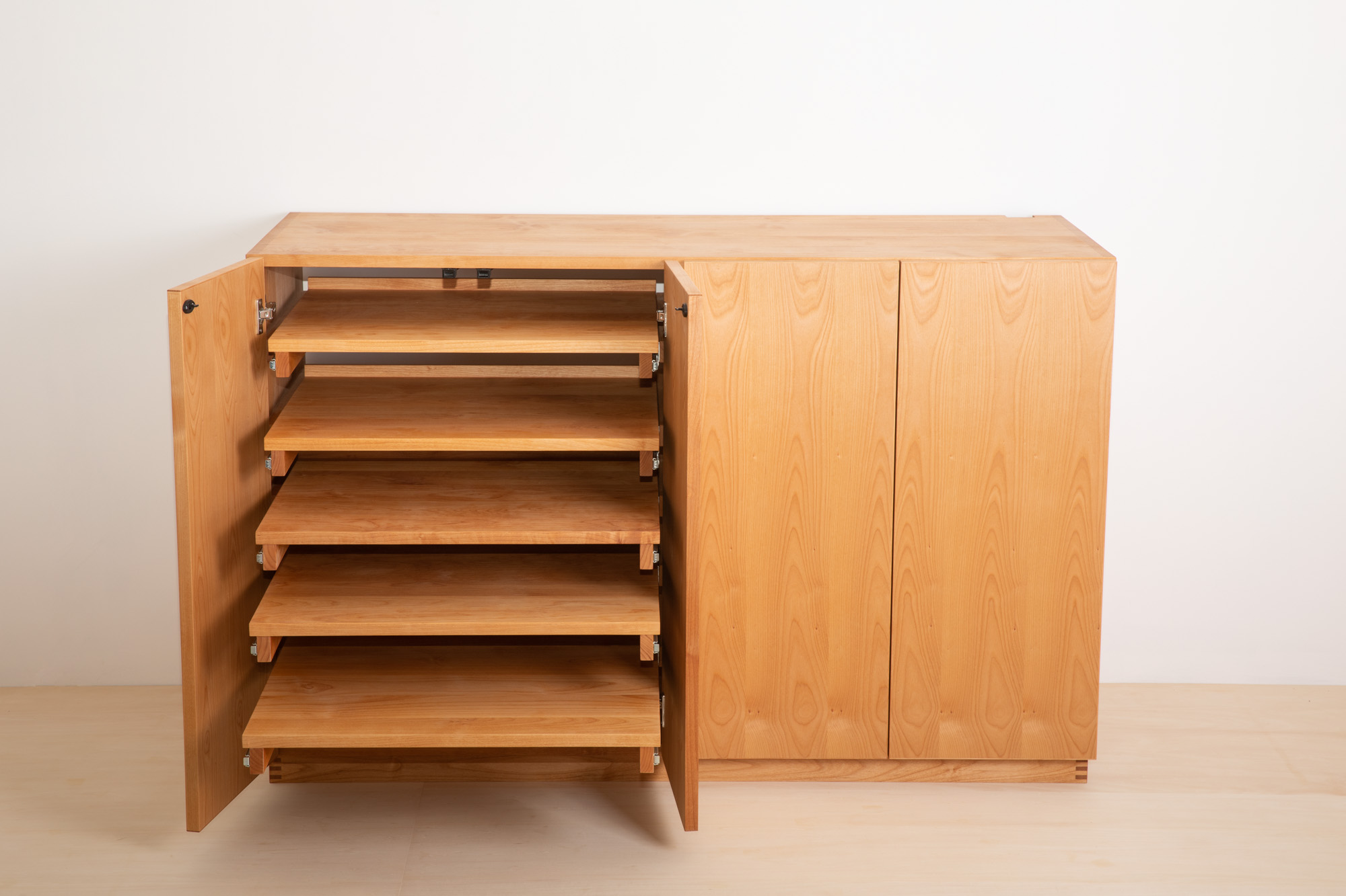 引き出し式の食器棚 mukucab｜ikususu FURNITURE｜無垢材家具