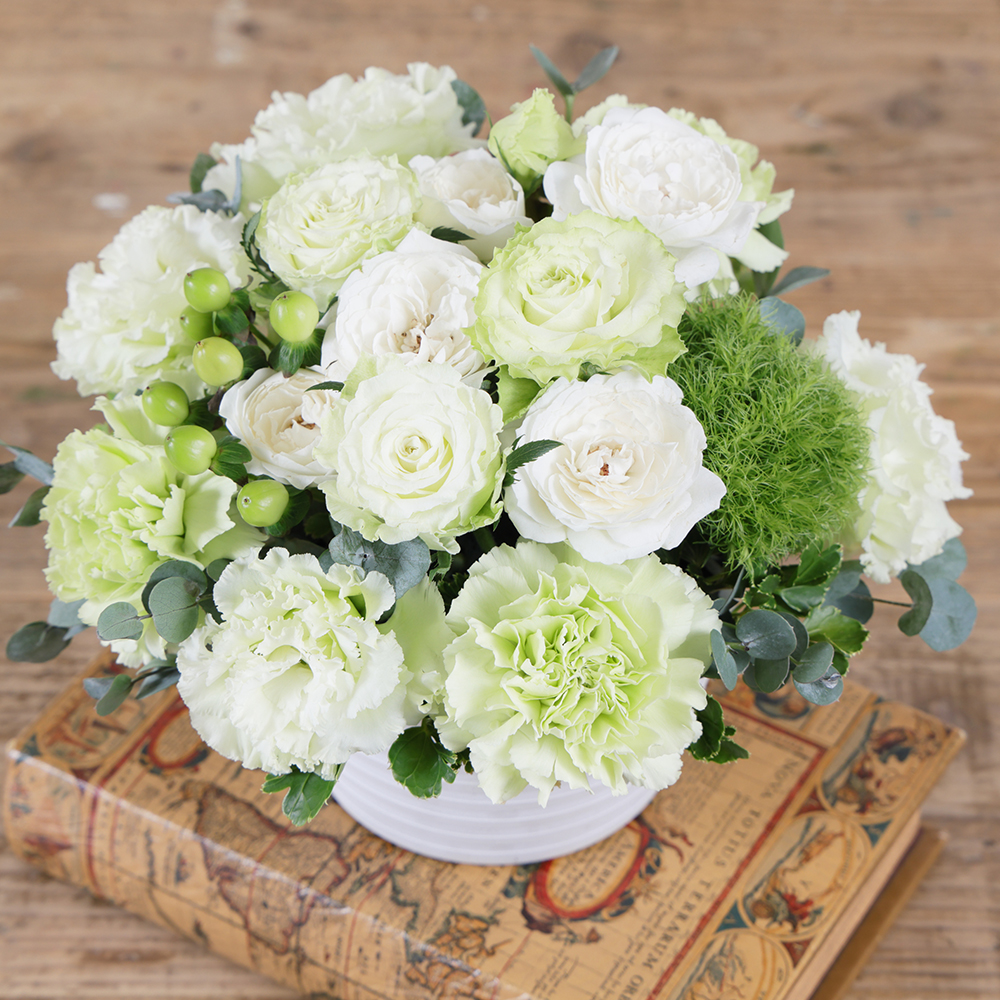 フラワーアレンジメント（グリーン系カラー）: リビング・ホビー