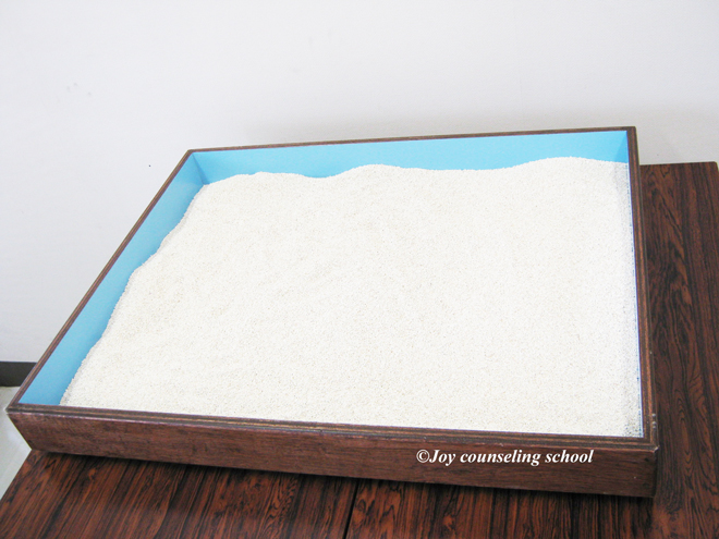 箱庭療法とは｜目的と効果、やり方を事例を交えて解説 - ジョイ