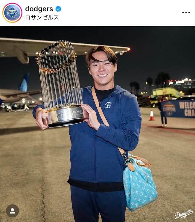 ドジャース山本由伸、タラップで優勝トロフィー堂々掲げ笑顔 愛用