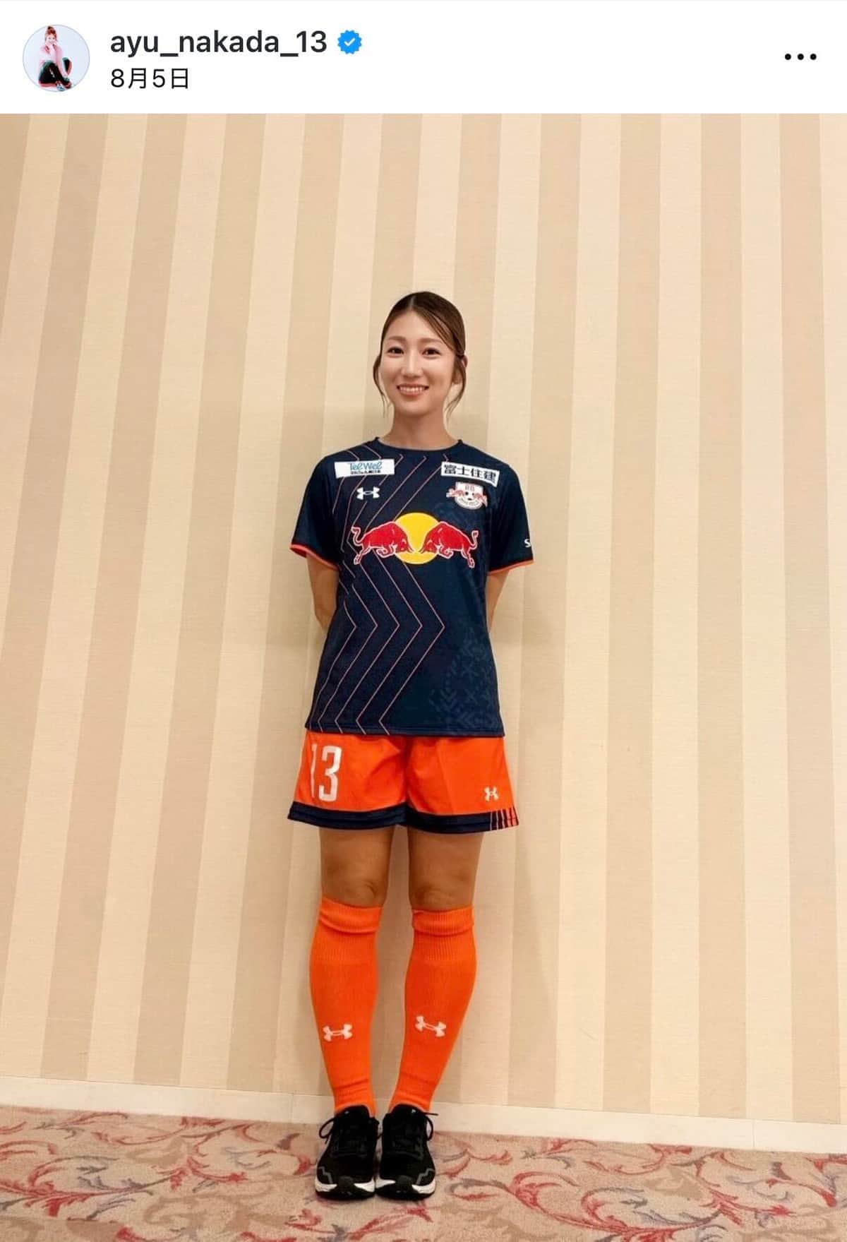 美女サッカー・仲田歩夢、髪おろして＆巻き髪カワイイユニ姿と