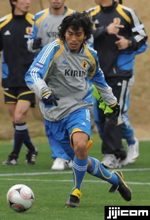 サッカー日本代表候補の合宿で練習する中沢佑…：サッカー 岡田ジャパン