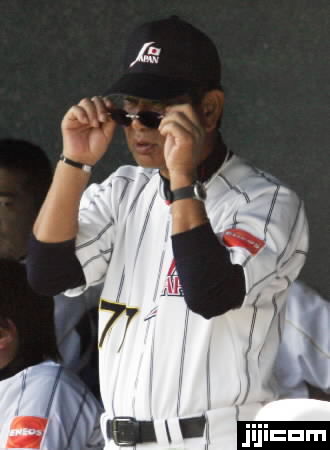サングラスを少しずらして試合を見守る星野仙一…：星野ジャパン（野球