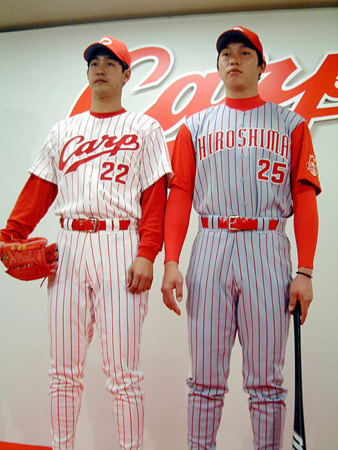 広島の新ユニホームを披露する高橋建（左）と新…：プロ野球 新井貴浩