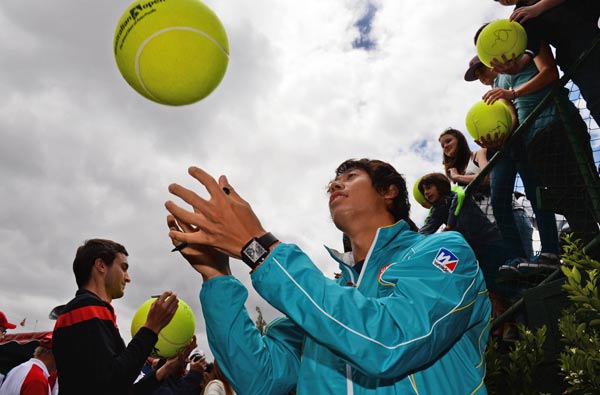 ファンにサインし、プレゼントするた…：男子テニス 錦織圭 2014 写真