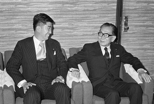 三木武夫首相（自民党総裁、右）から東京都知事選出馬…：石原慎太郎氏