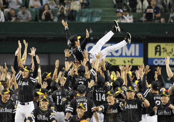 パ・リーグ優勝を決め、秋山幸二監…：2011年、ソフトバンクの戦い