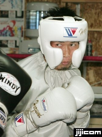 公開スパーリングで調整するWBCバン…：プロボクシング 長谷川穂積