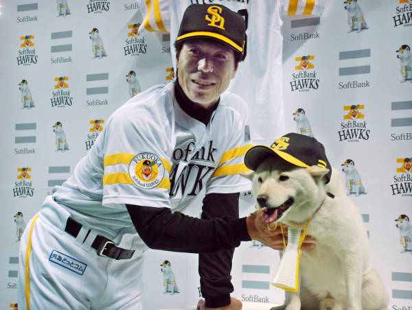プロ野球・ソフトバンクの応援隊長に…：めったに見られぬツーショット