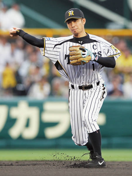 楽天との交流戦で一塁へ送球する阪神の鳥谷…：「侍ジャパン」 鳥谷敬