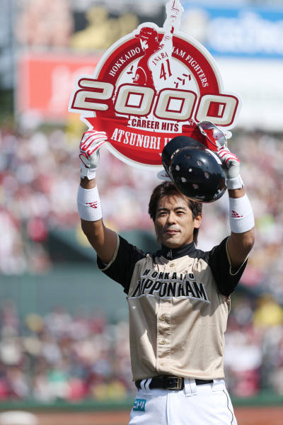 楽天戦で通算2000安打を達成し、声援…：「侍ジャパン」 稲葉篤紀