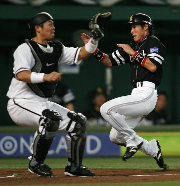 西武戦の2回、ソフトバンク・金子圭輔の…：「侍ジャパン」 本多雄一