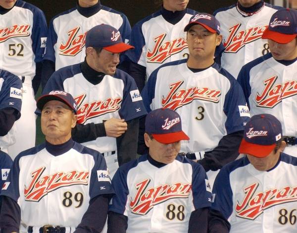 練習前の記念撮影で談笑する日本…：「初めての頂点」 WBC2006