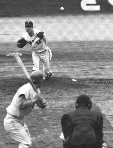 引退試合で投げる巨人・金田正一投…：「不滅の400勝」 金田正一氏