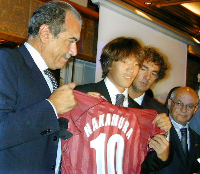 サッカーのイタリア1部リーグのレ…：日本が誇るレフティー・中村俊輔