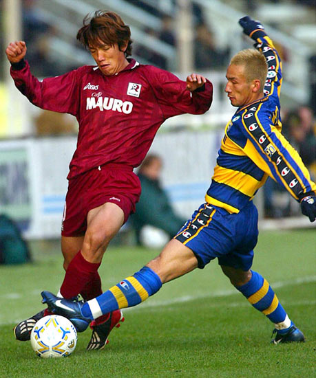 激しくボールを奪い合うレッジーナ…：日本が誇るレフティー・中村俊輔