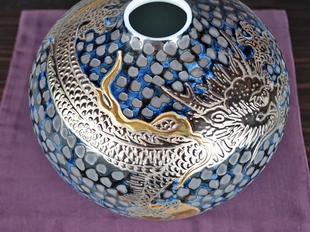 黒地に映えるプラチナと黄金の龍！丸飾り花瓶 天目金彩・白金彩龍図