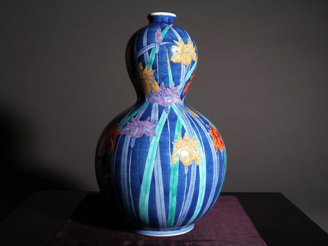 有田焼】瓢箪飾り花瓶 染錦菖蒲図 - JTOPIA