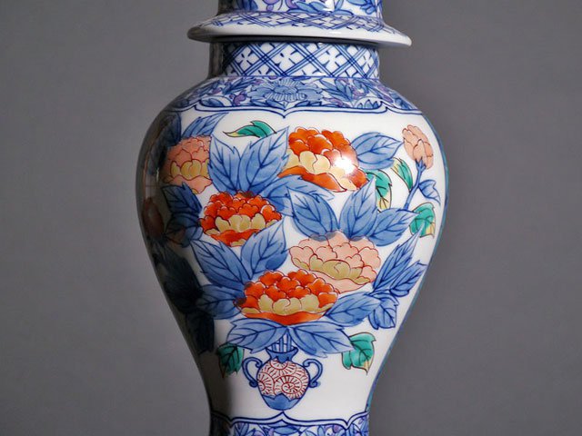 有田焼 藍窯 超高級赤色の陶器に金箔の花模様が施された美しい花瓶、壺