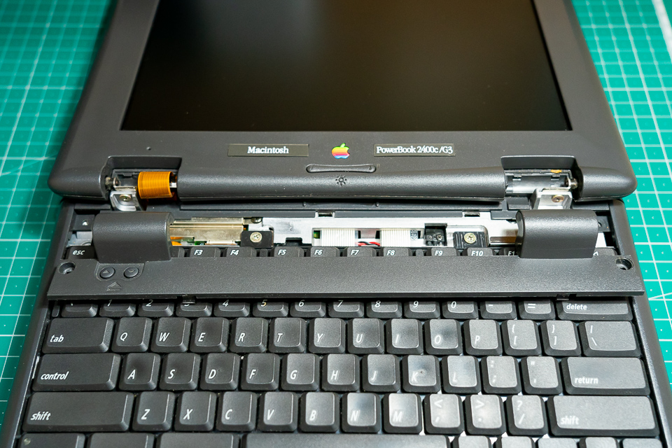 PowerBook 2400cをSSD化するまでの分解工程 2020年梅雨 | 巨大