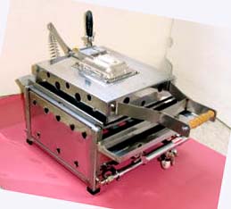 プレス式 業務用 ガス いか焼機 卓上式 木柄の持ち手式