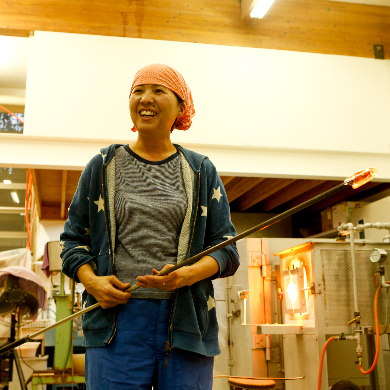 伝統工芸が受け継がれる古都で、アートを経てたどりついたガラスの器